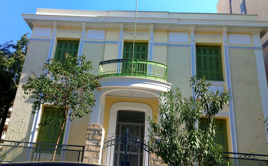 Συνοδοί στα Πατήσια – διώροφο νεοκλασικό σπίτι με πράσινα παντζούρια και μπαλκόνι