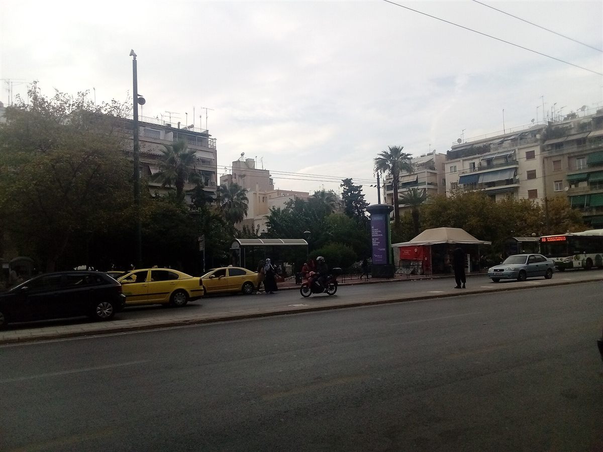 Escort Πατήσια – η οδός Πατησίων στην Πλατεία Αμερικής με ταξί, φοίνικες και πολυκατοικίες