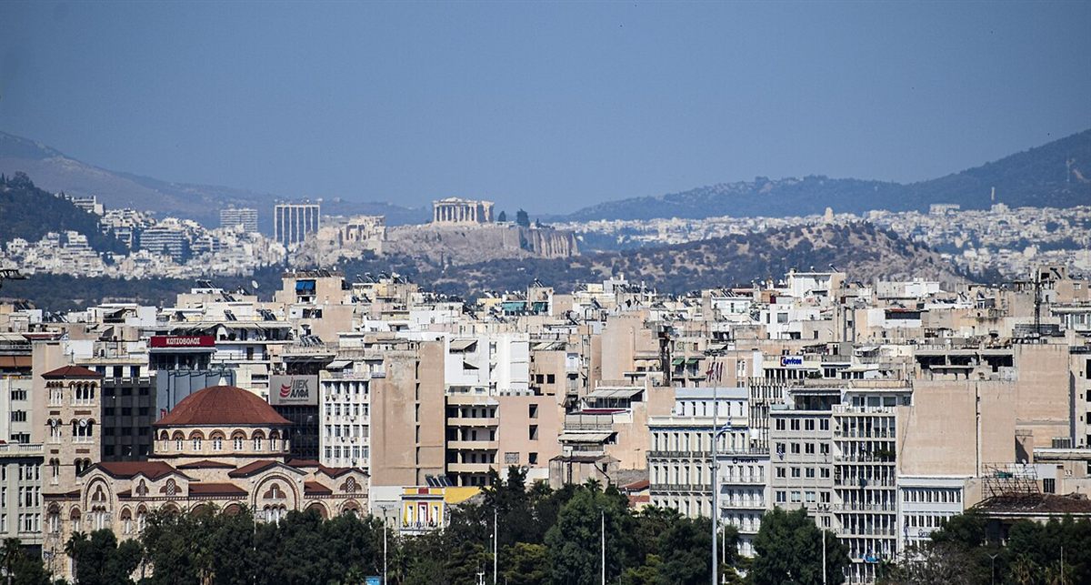 Συνοδοί στον Πειραιά – το κεντρικό λιμάνι με τον ναό της Αγίας Τριάδας