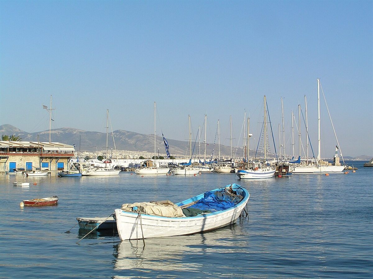 Escort Πειραιάς – το Μικρολίμανο με τα ιστιοφόρα και τις ψαροταβέρνες κάτω από την Καστέλλα